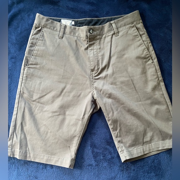 EUC Mens 32 Volcom Flat Front Shorts - Picture 1 of 4